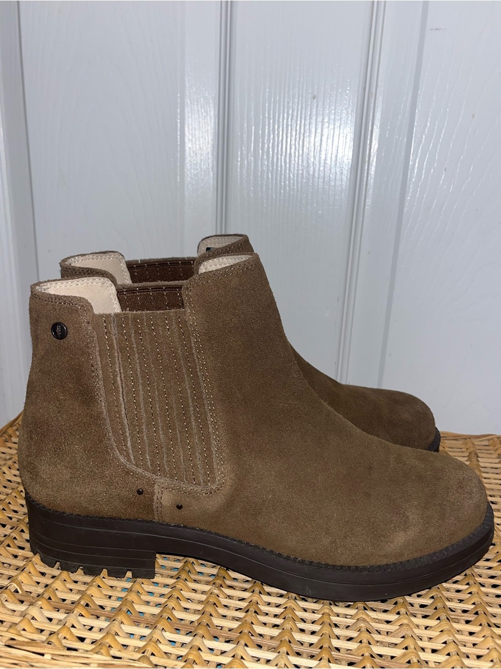 REVITALIGN Kodiak Bluff water-resistant suede Chelsea boots in Bison - Picture 2 of 12